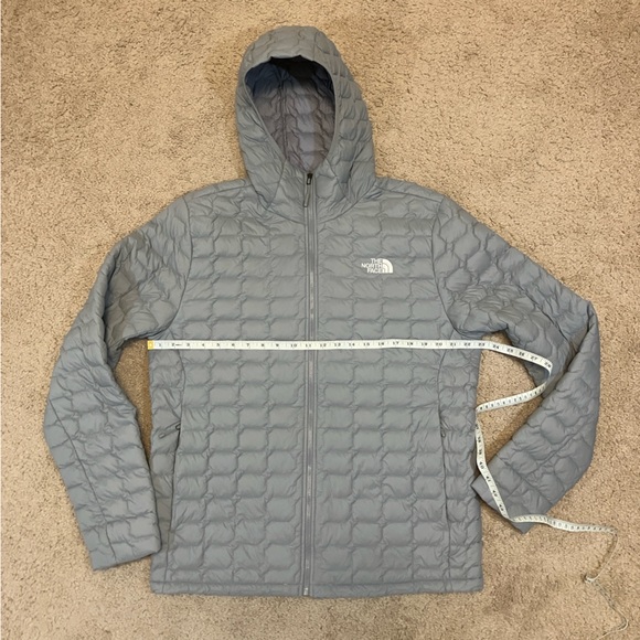 The North Face Men’s Jacket Coat Light Gray Quilted Puffer Lightweight Like New - Picture 3 of 8